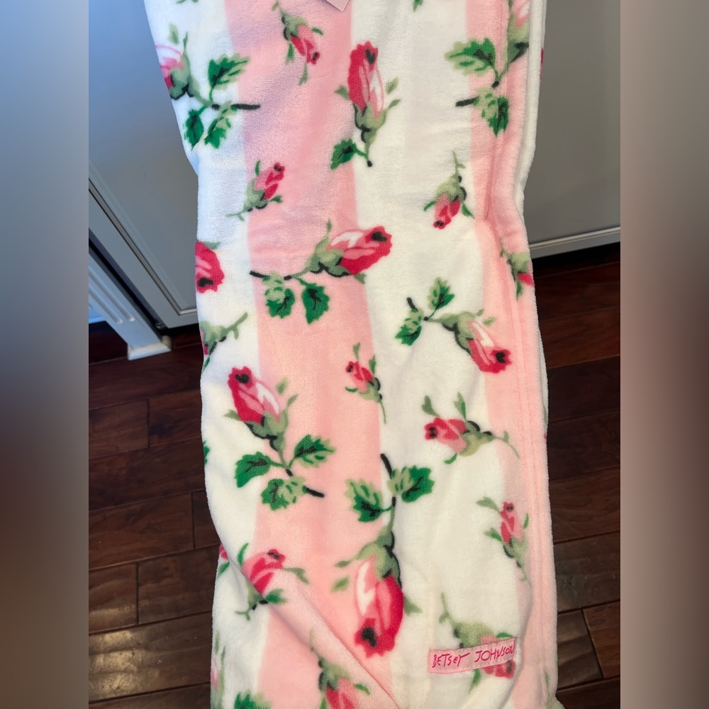 Betsey Johnson Pink and Green Roses Floral Throw Blanket Spring Summer - Picture 3 of 3